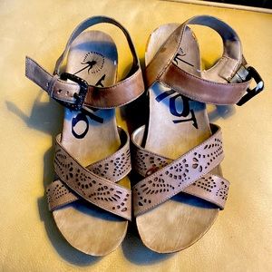 Super Summer Sandals.  Size 10 Wedge. Like New.  Supportive, Comfy footbed.